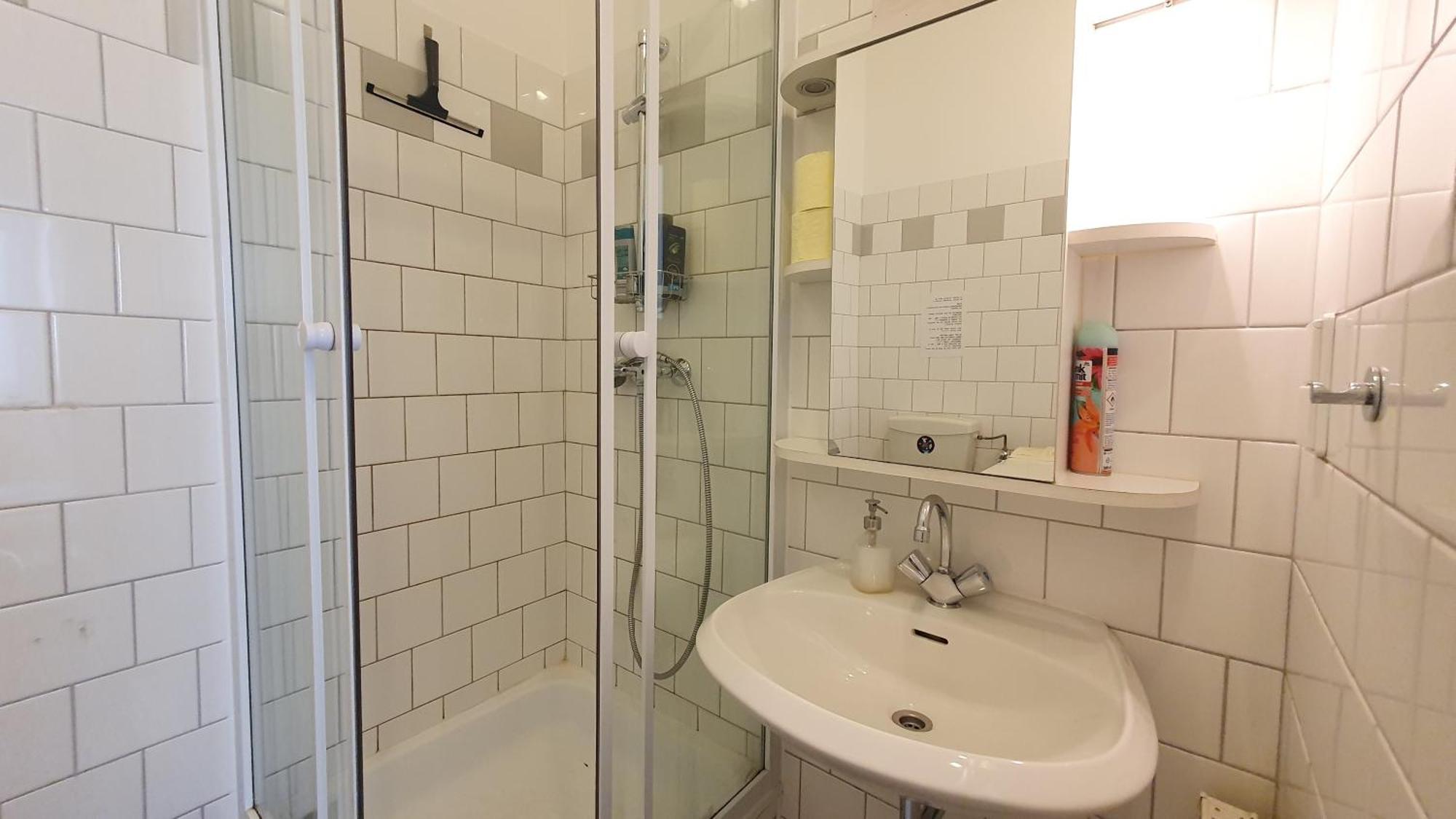 Quiet 2-Room Flat, Walking Distance To City Centre Bécs Kültér fotó